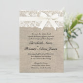 White Lace Look Rustic Burlap Hochzeit Einladung (Stehend Vorderseite)