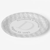 White Lace Mit Monogramm Pappteller (Schrägansicht)