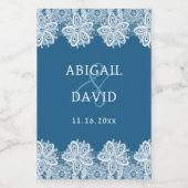 White Lace on Blue Wedding Mini Weinetikett (Einzelnes Label)