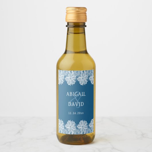 White Lace on Blue Wedding Mini Weinetikett (Vorderseite)