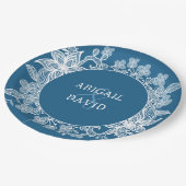 White Lace on Blue Wedding Pappteller (Schrägansicht)