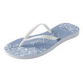 White Lace on Dusty Blue Elegant Bride's Wedding Badesandalen (Schrägansicht)