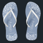 White Lace on Dusty Blue Trauzeugin Wedding Badesandalen<br><div class="desc">Diese wunderschönen Hochzeitskippen sind eine großartige Möglichkeit, Ihre Trauzeugin zu danken und zu erkennen, während sie gleichzeitig ihre Füße rette. Das elegante Design mit weißem, blumengeschmückten Filigree auf einem staubigen blauen Hintergrund. Die elegante Schrift liest Trauzeugin mit ihrem Namen unten. Ein guter Weg, ihr zu danken, dass sie Teil Ihres...</div>