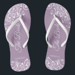 White Lace on Dusty Lila The Bride Wedding Badesandalen<br><div class="desc">Tanzen Sie die Nacht mit diesen schönen Hochzeitsflip-Flops. Sie sind für die Braut konzipiert und zeichnen sich durch ein schlichtes und dennoch elegantes Design aus. extravagante Schriftzeichen auf einem staubigen lila, lavendelfarbenen oder lila Hintergrund sowie weiße Spitzen-Gürtel und Wirbel. Eine schöne Art, extravagant und angemessen bleibe, während Sie Ihren Füßen...</div>