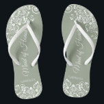 White Lace on Sage Green Trauzeugin Wedding Badesandalen<br><div class="desc">Diese wunderschönen Hochzeitskippen sind eine großartige Möglichkeit, Ihre Trauzeugin zu danken und zu erkennen, während sie gleichzeitig ihre Füße rette. Das elegante Design mit weißem Blumenstrauß und Filigree auf einem grünen Weiß. Die elegante Schrift liest Trauzeugin mit ihrem Namen unten. Ein guter Weg, ihr zu danken, dass sie Teil Ihres...</div>