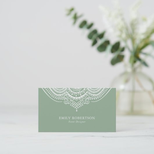 White Lace Paisley Mandala on Sage Green Visitenkarte (Stehend Vorderseite)