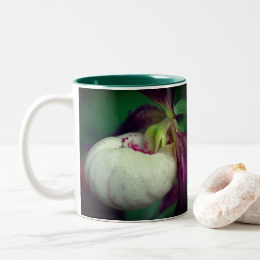 White Lady Slipper Blume Personalisiert Zweifarbige Tasse (Mit Donut)