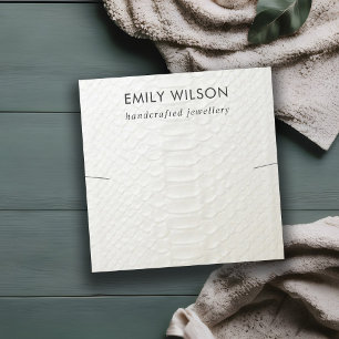 WHITE LETHER TEXTURE NECKLACE BRACELET DISPLAY QUADRATISCHE VISITENKARTE