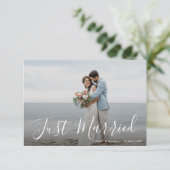 White Letter Just heiratete Hochzeitserklärung Dankeskarte (Stehend Vorderseite)