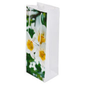 White Lilies - Lily Blume Lilium candidum Geschenktüte Für Weinflaschen (Vorderseite Schrägansicht)
