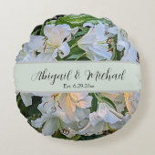 White Lilies Wedding Couple Names Floral Rundes Kissen (Vorderseite)