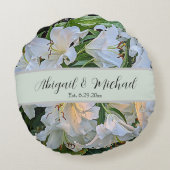 White Lilies Wedding Couple Names Floral Rundes Kissen (Rückseite)