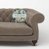 White Lilies Wedding Couple Names Floral Rundes Kissen