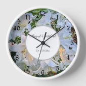 White Lilies Wedding Couple Names Floral Uhr (Vorderseite)