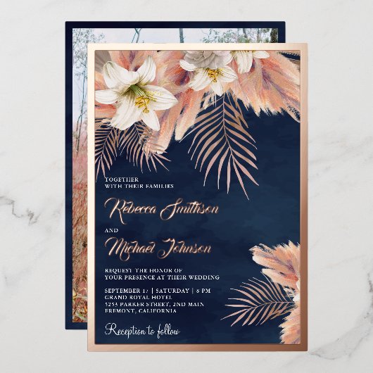 White Lily Boho Pampas Navy Blue Wedding Rose Gold Folieneinladung (Vorderseite/Rückseite)