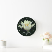 White Lotus Lily Flower Personalized Runde Wanduhr (Zuhause)