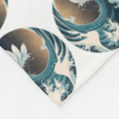 White Lotus & Ocean Wave - Eleganz in Motion Fleecedecke (Ecke)