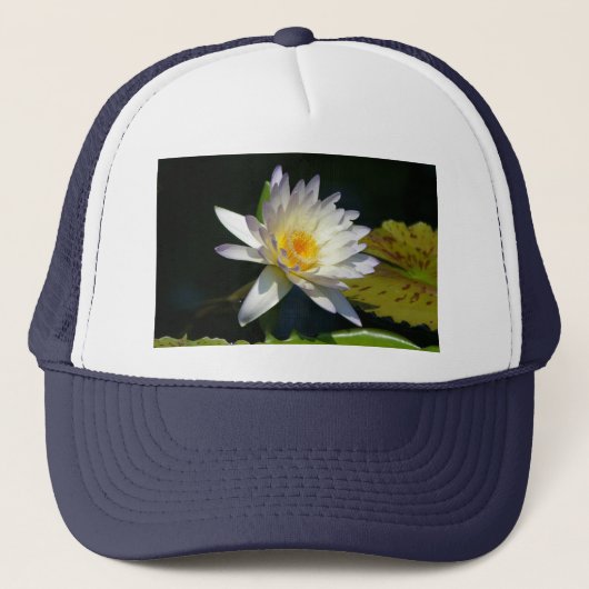 White Lotus Wasserlilie Hat Truckerkappe (Vorderseite)