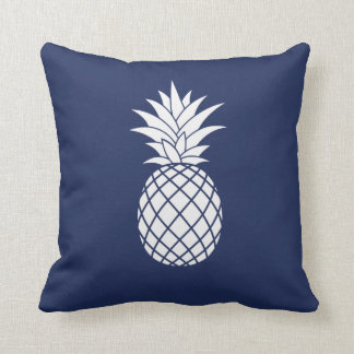 White Luxe Ananas auf Navy Blue Kissen