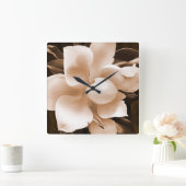 White Magnolia Blume Sepia Schwarzer Hintergrund Quadratische Wanduhr (Zuhause)