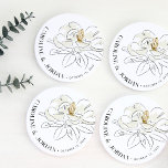 White Magnolia Illustration Wedding Individuelle N Runder Pappuntersetzer<br><div class="desc">Schöne Süd inspirierte Hochzeitszettel-Untersetzer mit einer illustrierten weißen Magnolie gerahmt von schicken Typografie in einem modernen Layout.</div>
