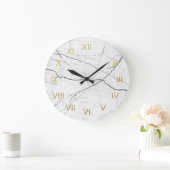 White Marble Depiction Wall Clock Gold Numerals Große Wanduhr (Zuhause)