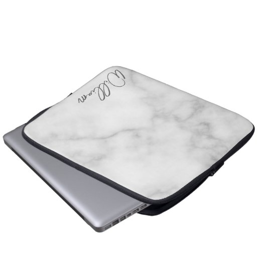 White Marble Modernes Script Personalisiert Name Laptopschutzhülle (Vorne Knopf)