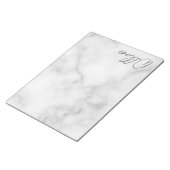 White Marble Modernes Script Personalisiert Name Notizblock (angewinkelt)