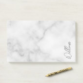 White Marble Modernes Script Personalisiert Name Post-it Klebezettel (Auf Schreibtisch)