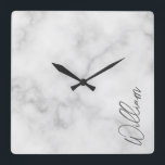 White Marble Modernes Script Personalisiert Name Quadratische Wanduhr<br><div class="desc">Moderne Minimalistische Personalisierte Namensschilder Dieses Design zeichnet sich durch einen personalisierten Namen in grauem,  modernem Schriftart mit Schrift aus weißem Marmor aus. Bitte beachten Sie: Die Marmordetails werden im Kunstwerk simuliert. Bei der Herstellung dieses Produktes wird kein Marmor verwendet</div>