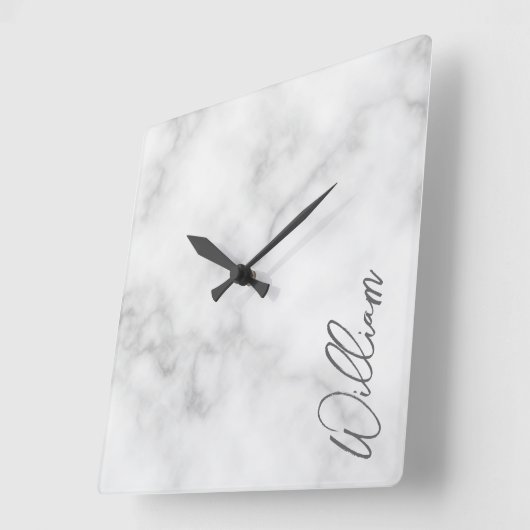 White Marble Modernes Script Personalisiert Name Quadratische Wanduhr (Winkel)
