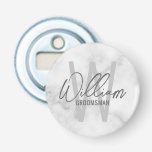 White Marble Modernes Script Personalisierte Trauz Flaschenöffner<br><div class="desc">Moderne Minimalistische Personalisierte Monogramm- und Namensgeschenke Dieses Design zeichnet sich durch einen personalisierten Namen im modernen, grauen Stil der Handschrift Schriftart und Monogramm in hellgrauem, modernem Sans Serif Schriftart Stil als Hintergrund aus, mit dem Titel in grau modernen Sans Serif Schriftart Stil, auf weißem Marmor Hintergrund. Auch perfekt für Trauzeuge,...</div>