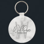 White Marble Modernes Script Personalisierte Trauz Schlüsselanhänger<br><div class="desc">Moderne Minimalistische Personalisierte Monogramm- und Namensgeschenke Dieses Design zeichnet sich durch einen personalisierten Namen im modernen, grauen Stil der Handschrift Schriftart und Monogramm in hellgrauem, modernem Sans Serif Schriftart Stil als Hintergrund aus, mit dem Titel in grau modernen Sans Serif Schriftart Stil, auf weißem Marmor Hintergrund. Auch perfekt für Trauzeuge,...</div>
