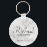 White Marble Modernes Script Personalisierter Trau Schlüsselanhänger<br><div class="desc">Personalisierte Trauzeuge Geschenke mit dem Namen des personalisierten Trauzeugen in grauem, modernem Skript-Schriftart-Stil mit Titel und Hochzeitsdatum in modernen Sans Serif Schriftart Stil auf weißem Marmor Hintergrund. Auch perfekt für Trauzeuge, Brautvater, Brautjungfrau, Trauzeugin, Brautmutter und mehr. Bitte beachten Sie: Die Marmordetails werden im Kunstwerk simuliert. Bei der Herstellung dieses Produktes...</div>