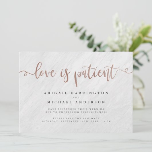 White Marble & Rose Gold Script Liebe ist geduldig Einladung (Stehend Vorderseite)