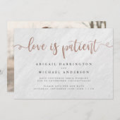 White Marble & Rose Gold Script Liebe ist geduldig Einladung (Vorne/Hinten)