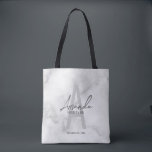 White Marble Script Personalisiert Bridesmaid's Na Tasche<br><div class="desc">Moderne Minimalistische Personalisierte Monogramm- und Namensgeschenke Dieses Design zeichnet sich durch den personalisierten Namen einer Brautjungfrau aus,  die in einem modernen,  grau-grauen Schriftart und Monogramm in einem modernen Sans-Serif-Stil als Hintergrund steht. Hochzeitsdetails in grauer,  moderner Sans Serif-Schriftart,  auf weißem Marmorboden. Auch perfekt für Trauzeugin,  Mutter der Braut und mehr.</div>