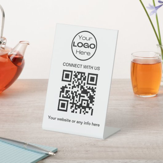 White Minimalistic Business Logo und QR Code Sockelschild (In SItu)