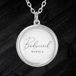 White Minimalistisch Script Bridesmaid Versilberte Kette<br><div class="desc">Eine weiße,  moderne,  minimalistische Skriptkalligraphie,  die Brautjungfrau Halskette ist elegant. Es ist perfekt für Bachelorette und Brautparty Geschenke.</div>