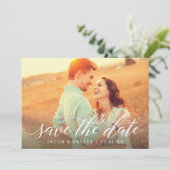 White Modern Calligraphy Wedding Foto Save The Date (Stehend Vorderseite)