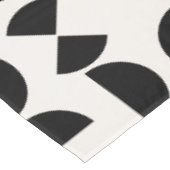 White Modern Elegant Geometric Tribal Tischdecke (Schrägansicht)