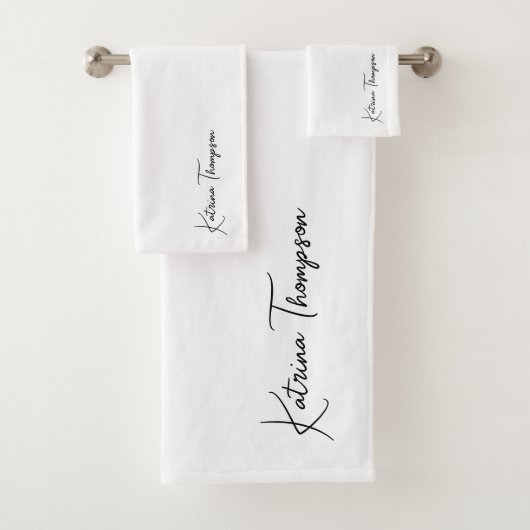 White Modern Signature Script Monogram Badhandtuch Set (Insitu)
