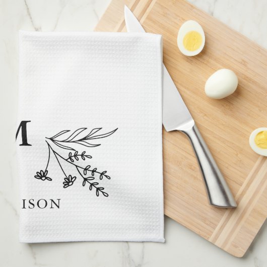 White Monogram Initial Modern Family Name Oma Geschirrtuch (Viertel Falte)