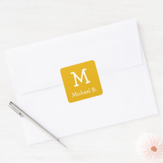 White Monogram und Name auf Honey Senard Yellow Quadratischer Aufkleber (Umschlag)