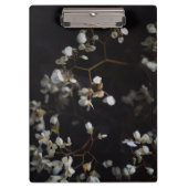 White moody flowers on dark background klemmbrett (Vorderseite)