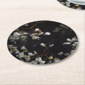 White moody flowers on dark background runder pappuntersetzer (Angewinkelt)
