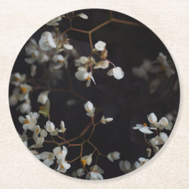 White moody flowers on dark background runder pappuntersetzer