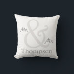 White Mr. and Mrs. Couple's Kissen<br><div class="desc">Für Herrn und Frau ist das Kissen dieses Paares mit einem übergroßen Ampere und dem Nachnamen des Paares versehen, den Sie mit Ihrem Namen personalisieren können. Hier in Weiß mit passenden grauen und weißen Streifen auf der Rückseite dargestellt. Sie können die Farbe der Streifen ändern, indem Sie die Schaltfläche "Anpassen"...</div>