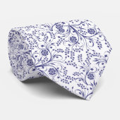 White neck tie with elegant blue floral pattern krawatte (Gerollt)
