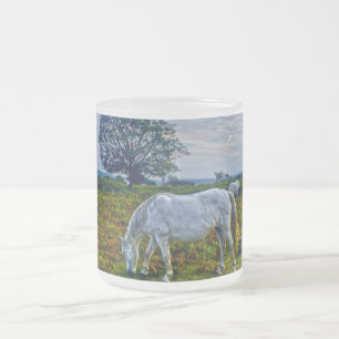 White New Forest Ponies weiden das Heide England Mattglastasse